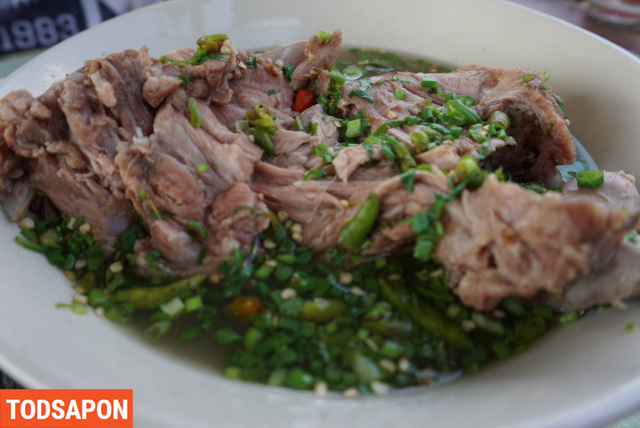 ต้มเล้งกระดูกหมู ร้านก๋วยเตี๋ยวหมูต้มยำตำลึงนายเอก