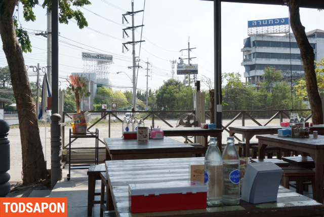 ที่จอดรถ ร้านก๋วยเตี๋ยวหมูต้มยำตำลึงนายเอก